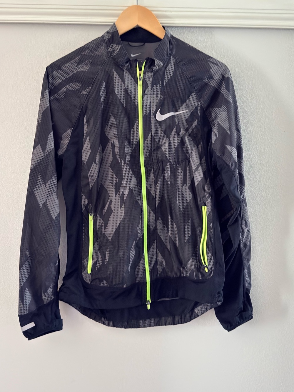 Nike Men's Therma Sphere Max Training Jacket Black/Neon Volt - Size M